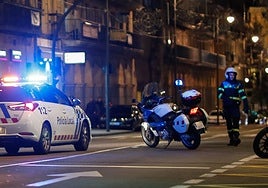 Un agente de la Policía Local de Salamanca, en una intervención nocturna en una imagen de archivo.