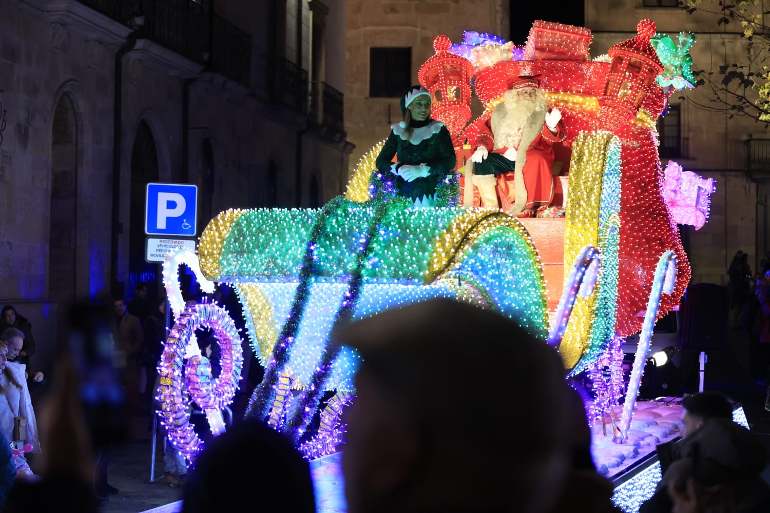 Papá Noel se deja ver en la Cabalgaza de Salamanca