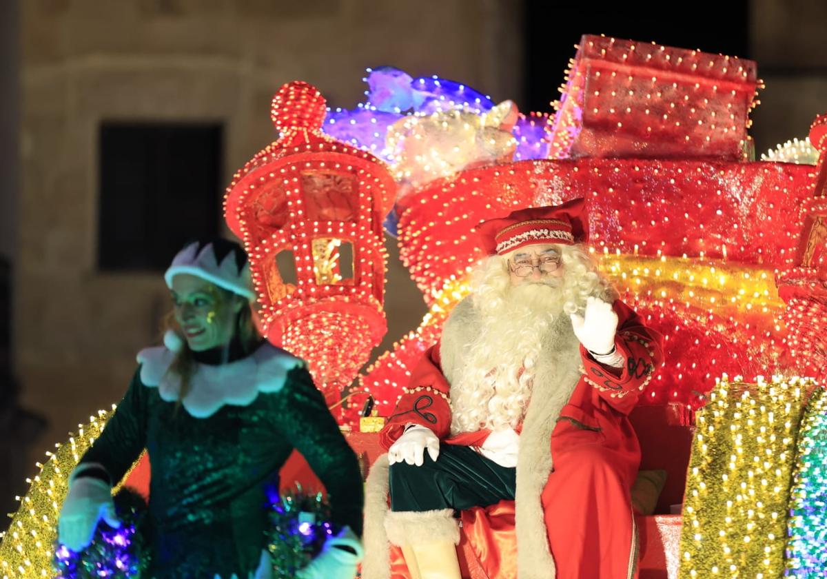 Papá Noel se deja ver en la Cabalgaza de Salamanca