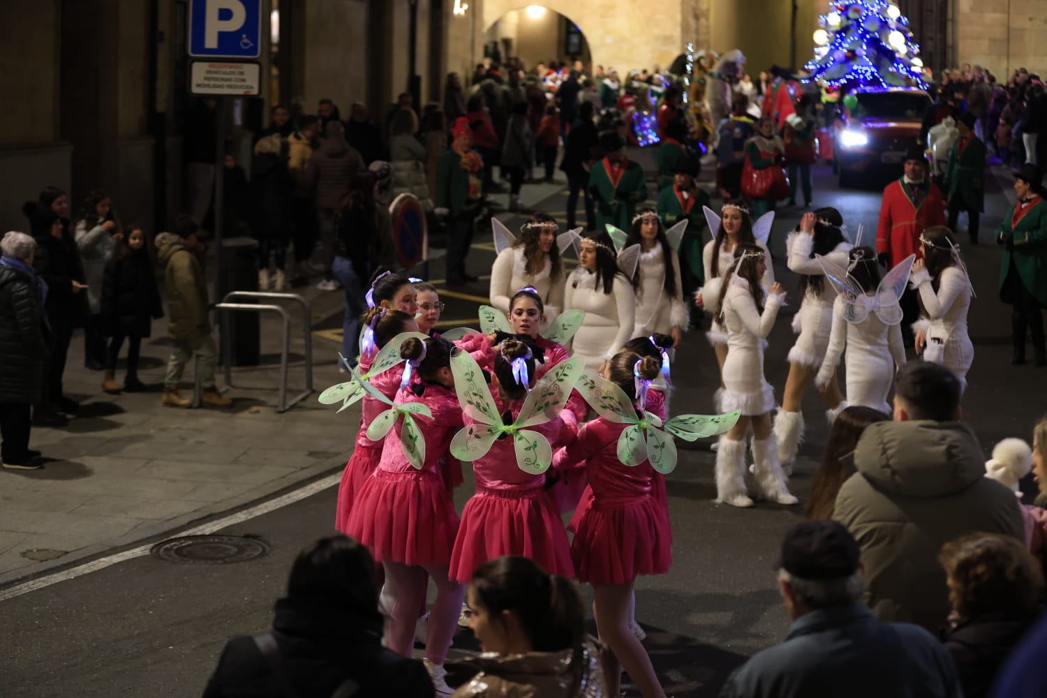 Papá Noel se deja ver en la Cabalgaza de Salamanca