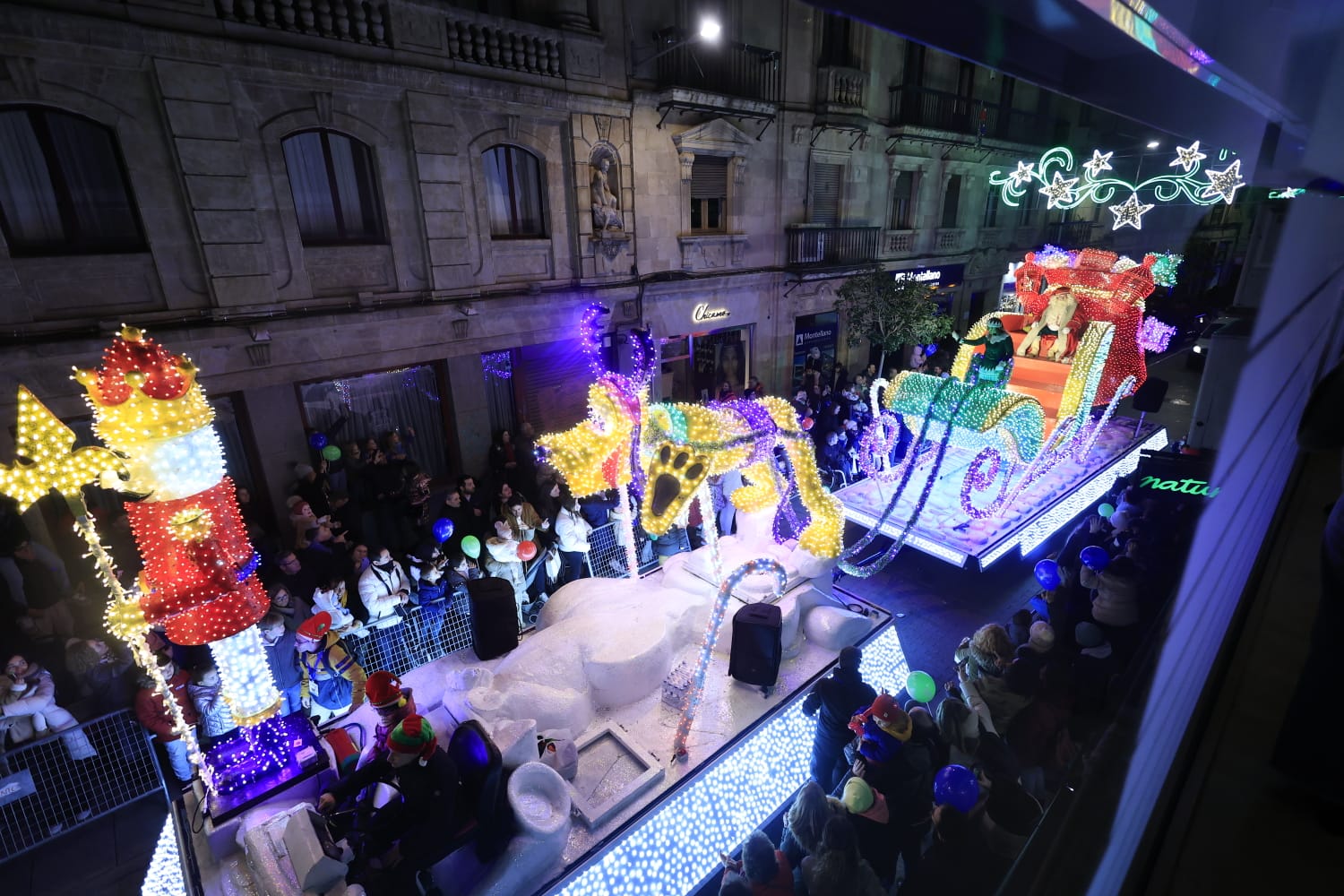 Papá Noel se deja ver en la Cabalgaza de Salamanca