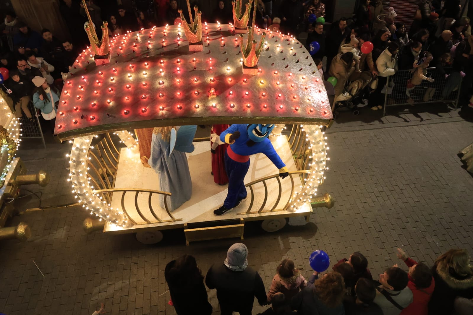 Papá Noel se deja ver en la Cabalgaza de Salamanca