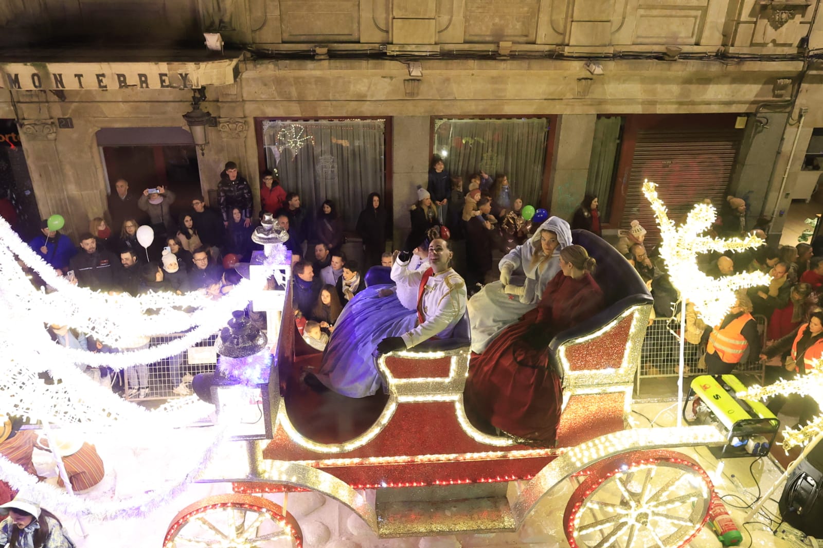 Papá Noel se deja ver en la Cabalgaza de Salamanca