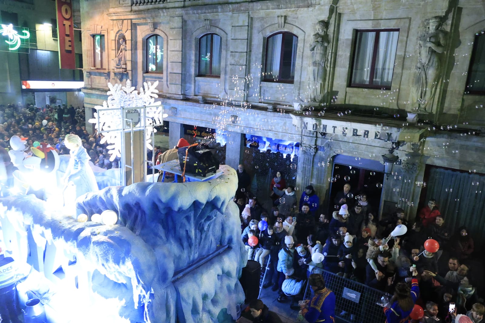 Papá Noel se deja ver en la Cabalgaza de Salamanca