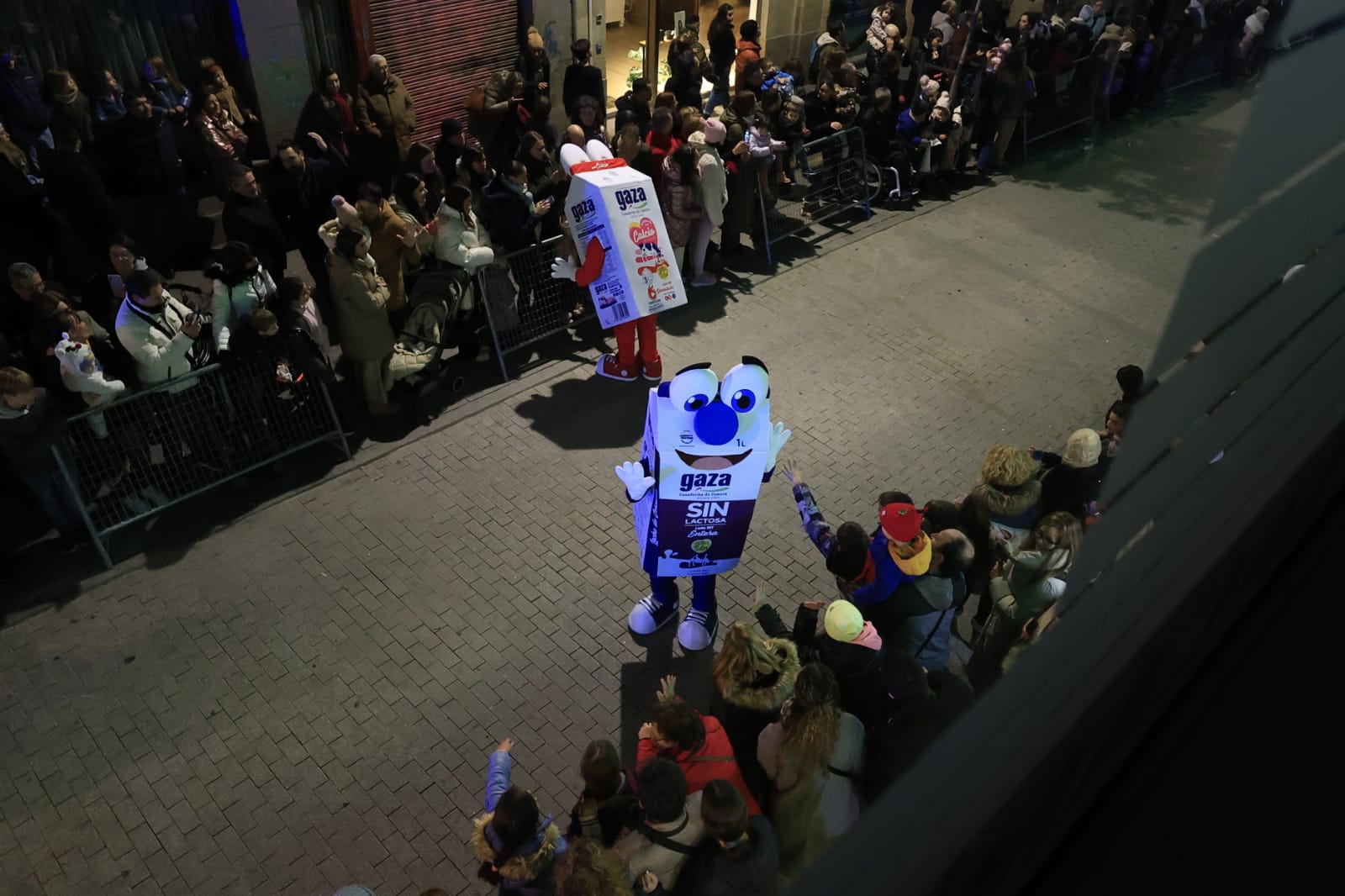 Papá Noel se deja ver en la Cabalgaza de Salamanca