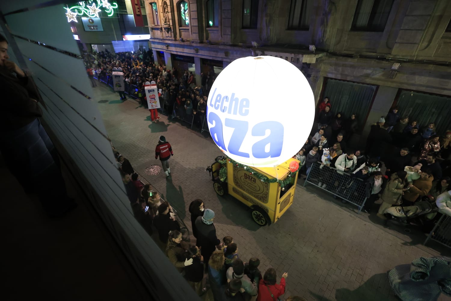 Papá Noel se deja ver en la Cabalgaza de Salamanca