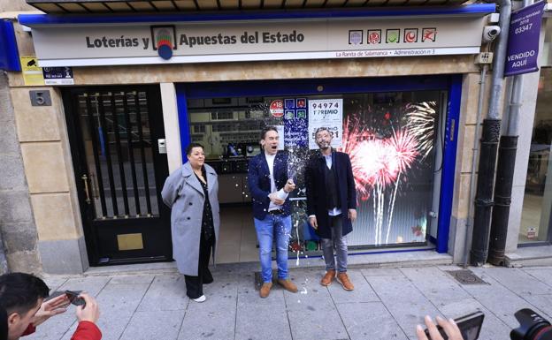 El equipo de La Ranita celebra el tercer quinto premio de la Lotería de Navidad.