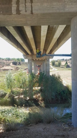 Trabajos de mantenimiento de un viaducto.