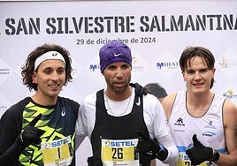 Los tres primeros en la San Silvestre Salmantina este domingo: Mousaab Hadout (26) como ganador, Jorge Blanco (1) como segundo y David de la Fuente, tercero.