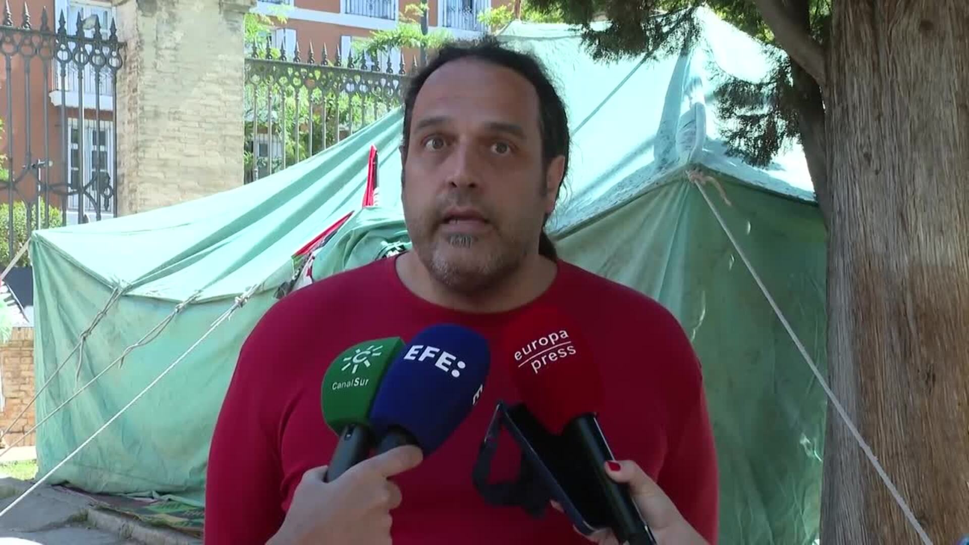 Acampados de la US desoyeron la indicación del Rectorado al carecer de sombra la zona asignada