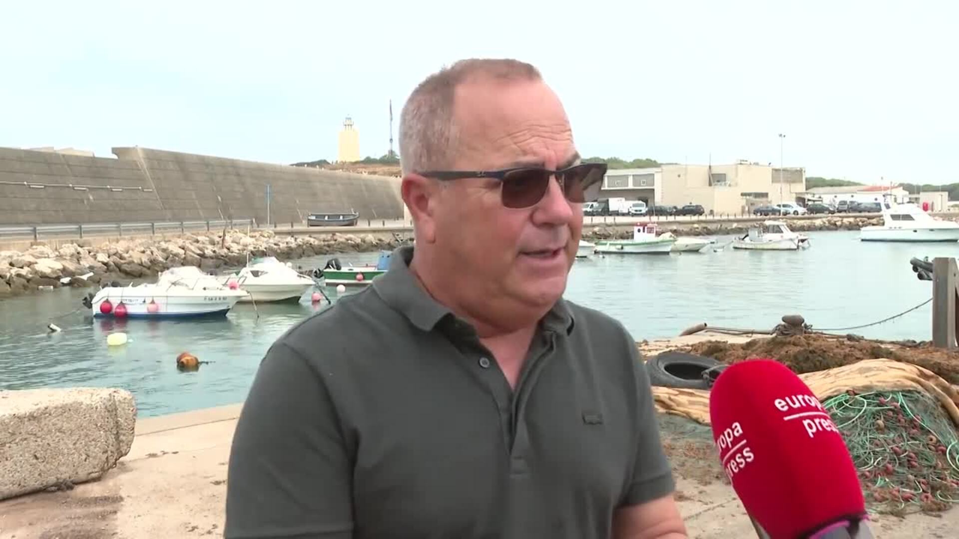 Pescadores de Conil (Cádiz) advierten del declive del sector por las algas invasoras