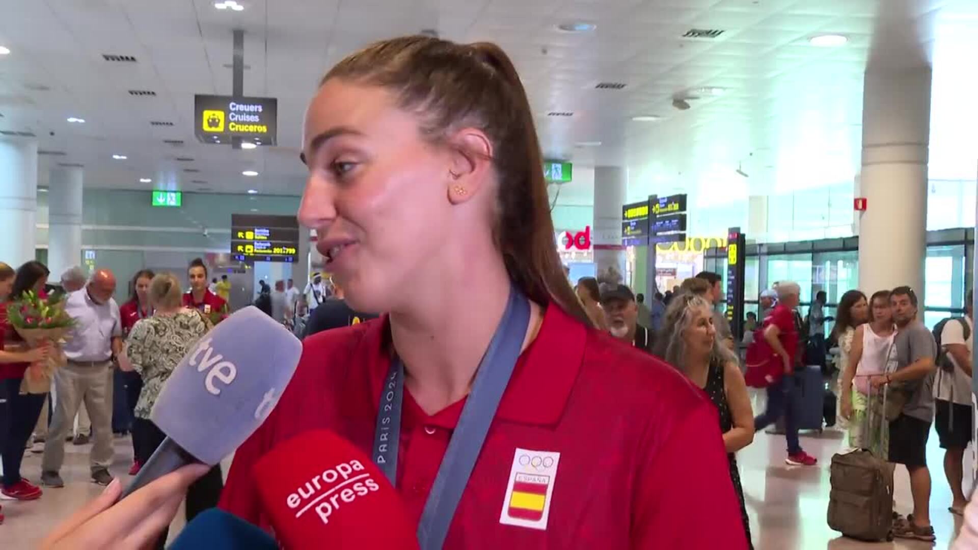 La selección femenina de waterpolo aterriza en España con el oro olímpico