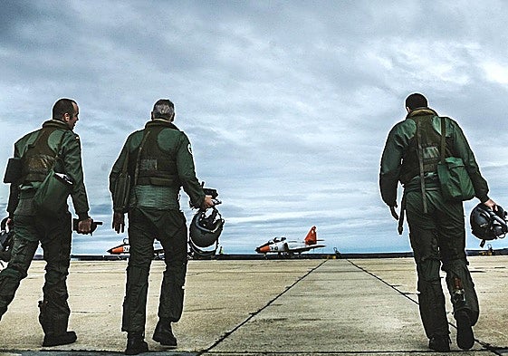 Varios pilotos, en la base aérea de Matacán.
