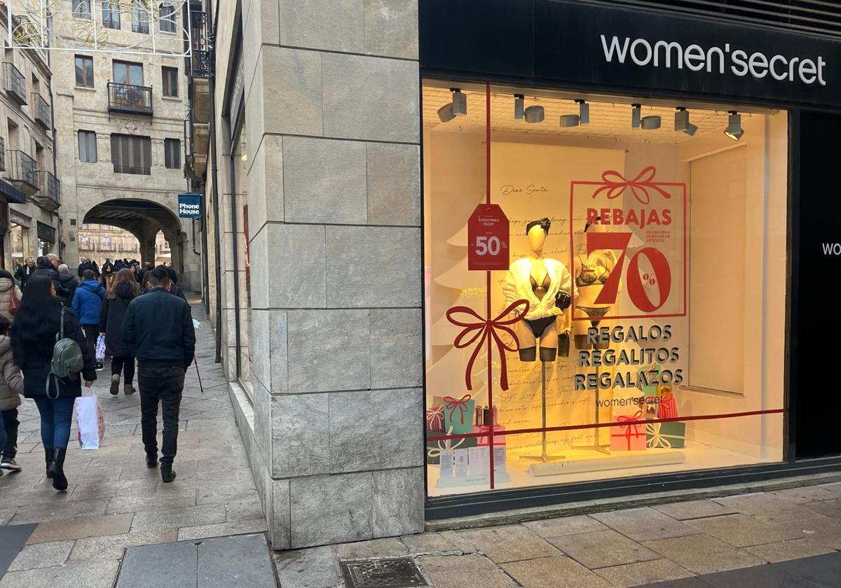 Una tienda del centro de Salamanca, con sus rebajas ya anunciadas.