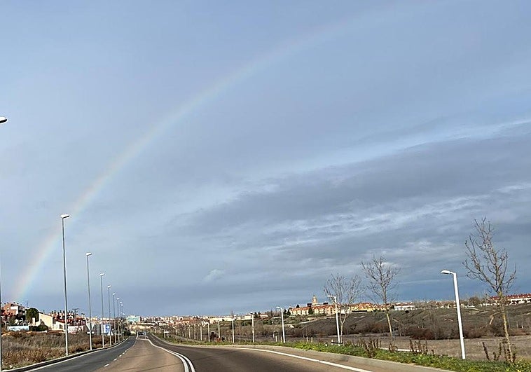 Arco iris de entrada a la ciudad este domingo por la tarde.