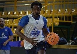 Entrenamiento de Kenny Isnord con el Perfumerías Avenida Xoborg.