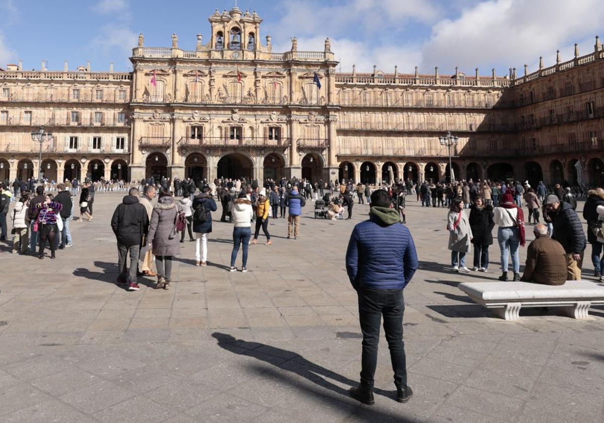 Varias personas pasean por la Plaza Mayor de Salamanca.