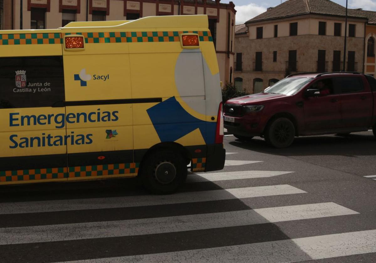 Una ambulancia, en un paso de peatones, en una imagen de archivo.