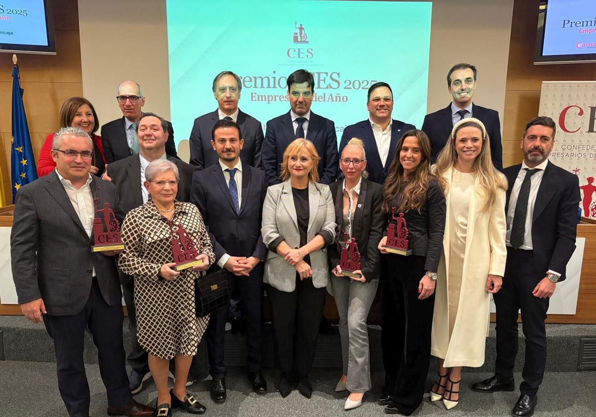 Premiados, autoridades, premiados y representantes politicos, empresariales y personalidades de la sociedad civil y militar de Salamanca.