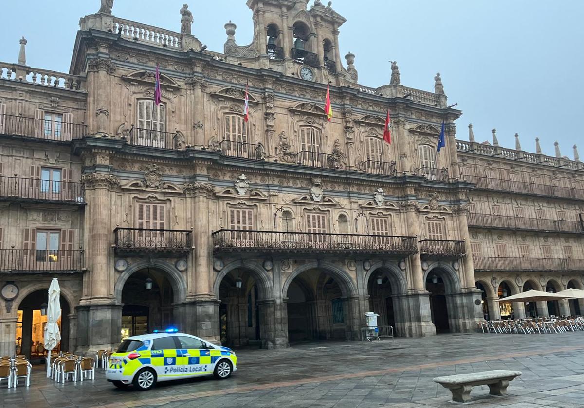 Un coche de Policía Local junto al Ayuntamiento de Salamanca.