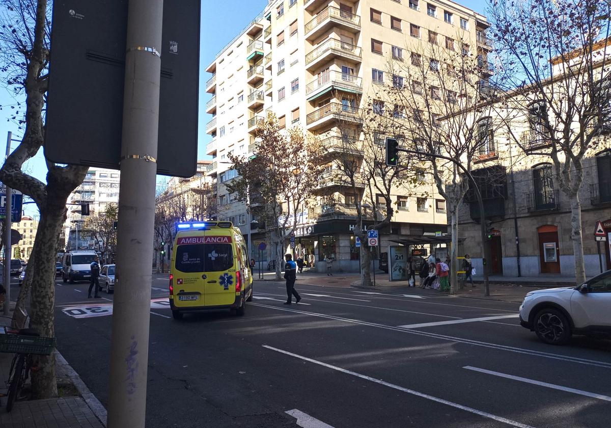 Ambulancia por las calles de Salamanca.