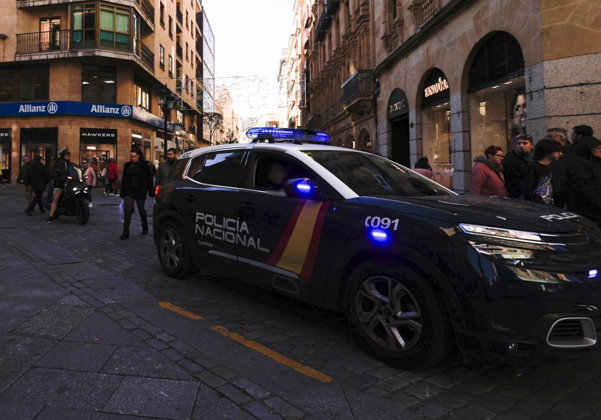 Coche patrulla de la Policía Nacional el Salamanca.