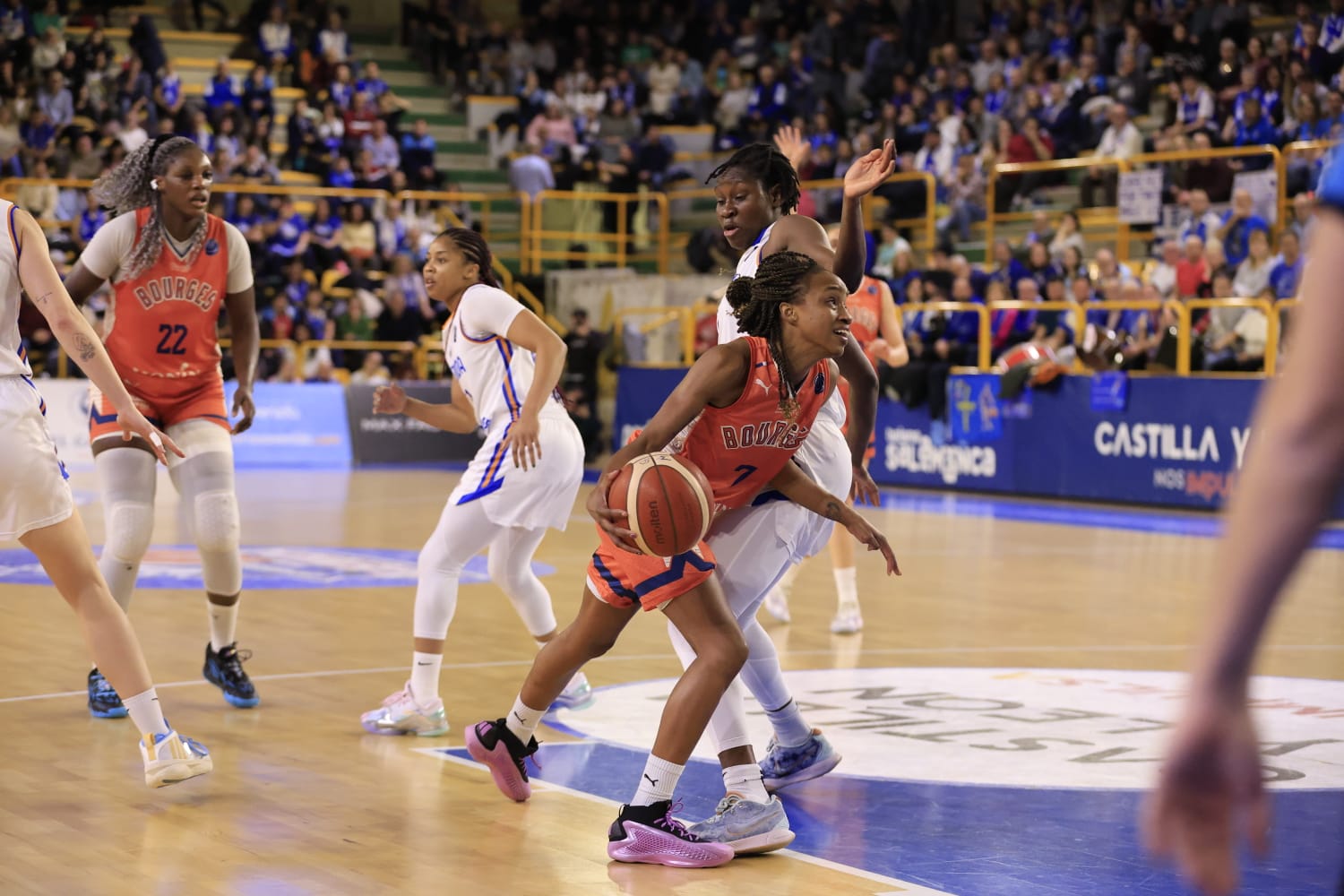 Sonora pitada para el poco deportivo Bourges Basket ante Avenida