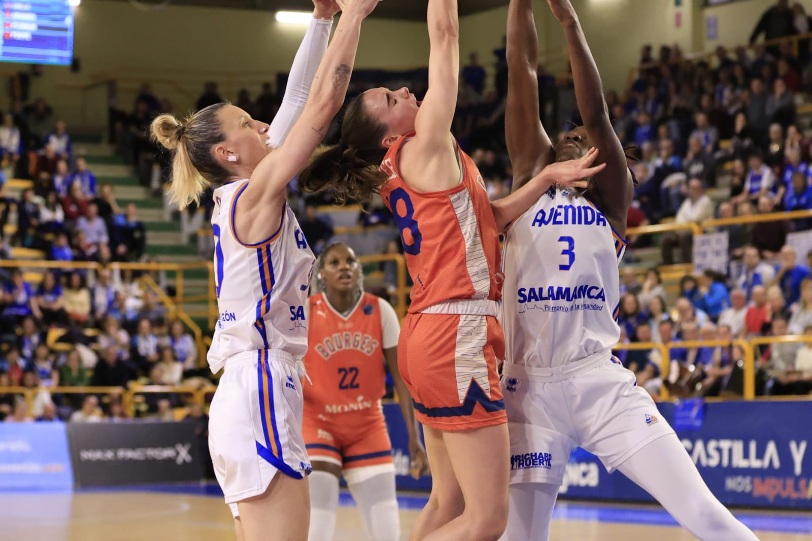 Sonora pitada para el poco deportivo Bourges Basket ante Avenida