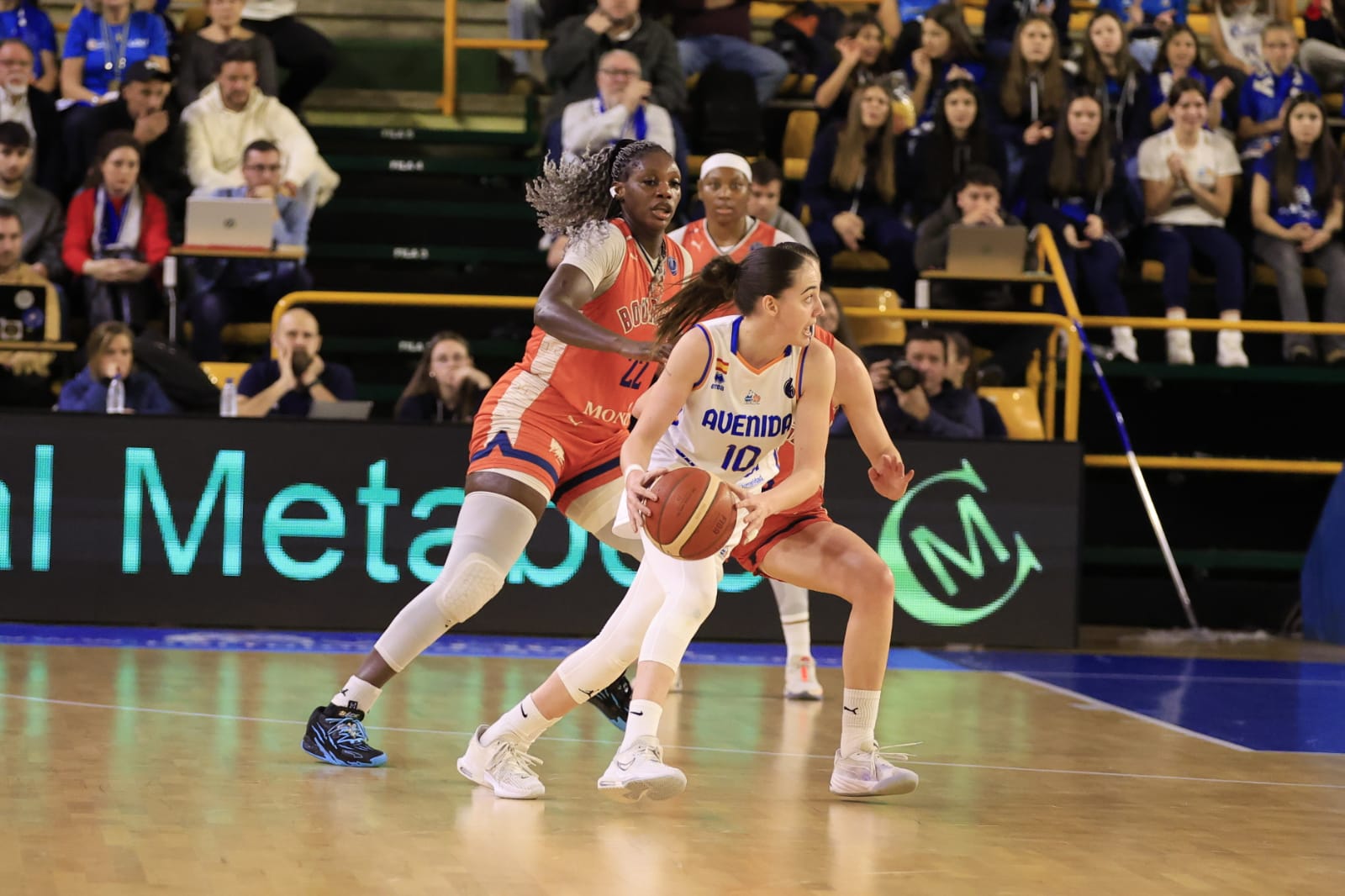 Sonora pitada para el poco deportivo Bourges Basket ante Avenida