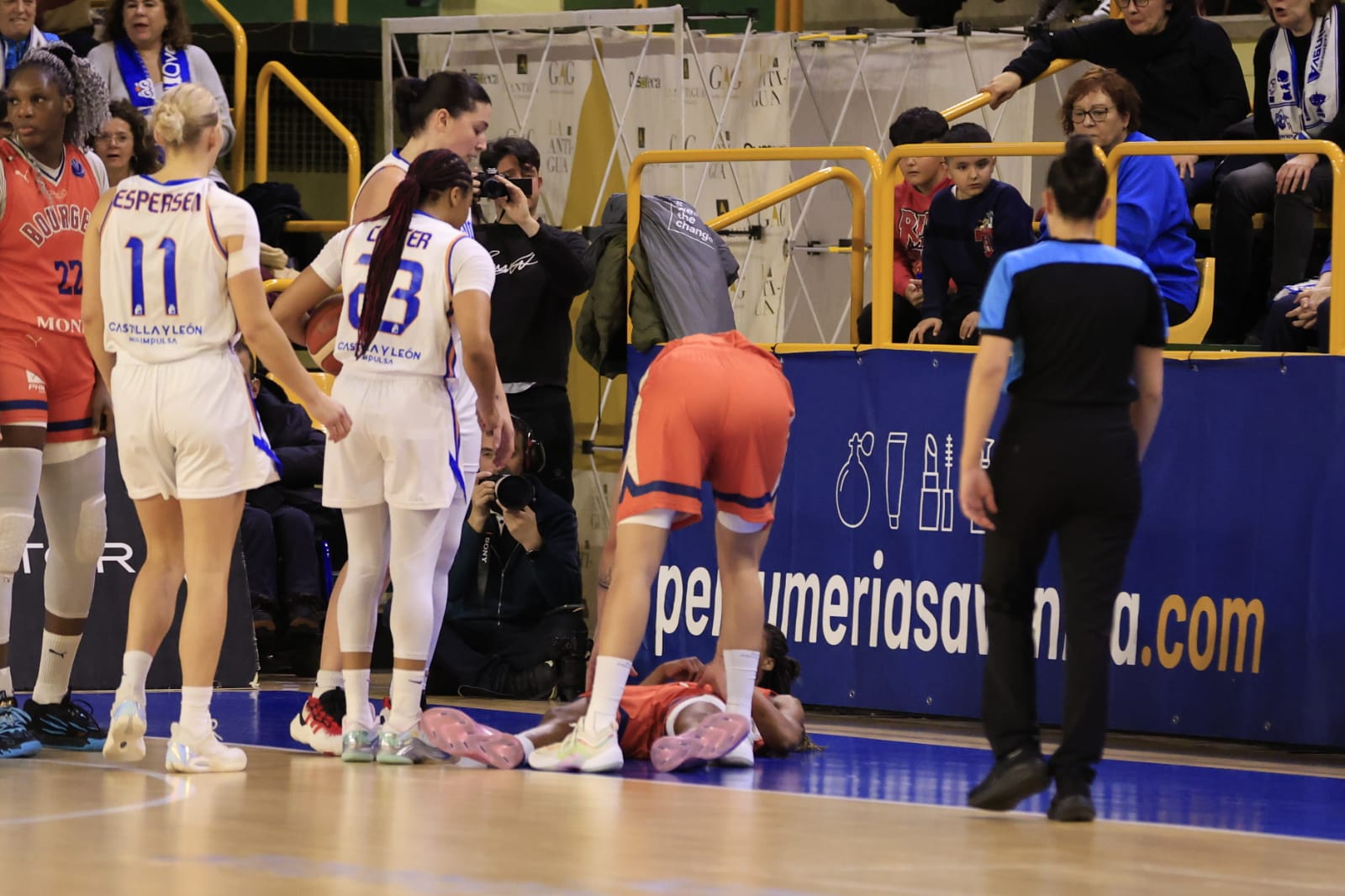 Sonora pitada para el poco deportivo Bourges Basket ante Avenida