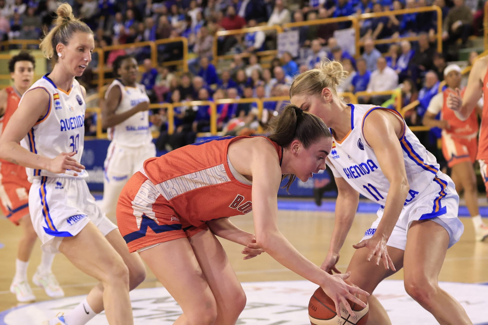 Sonora pitada para el poco deportivo Bourges Basket ante Avenida