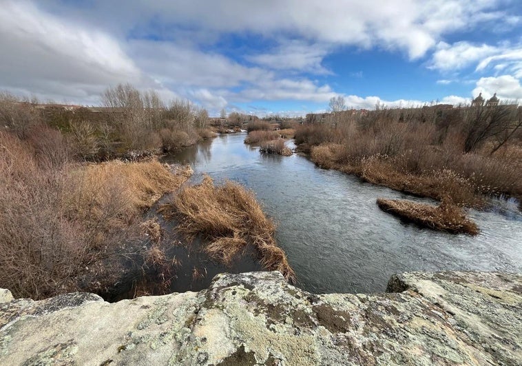 Río Tormes a su paso por Salamanca a la altura del Puente Romano en la mediodía de este jueves.