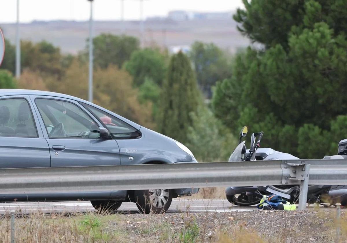 Un choque y una moto tras un accidente en una imagen de archivo