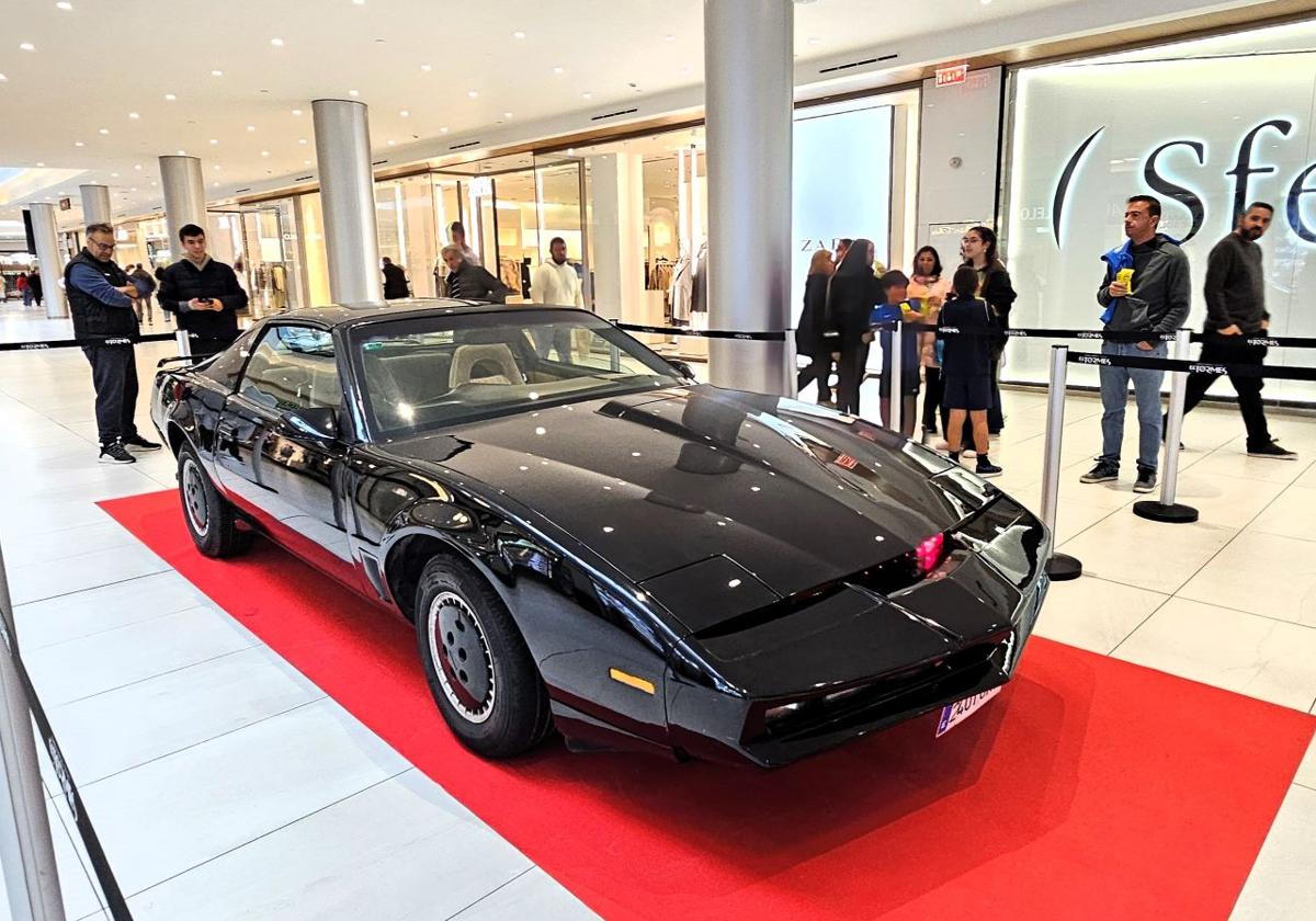 El coche KIT en el Centro Comercial El Tormes