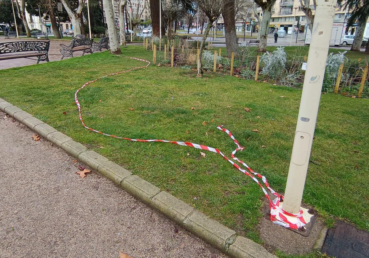 Los parques de Salamanca siguen cerrados por las rachas de viento.