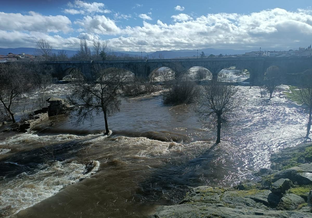 Espectacular paso de un rebosante río Tormes por el Puente del Congosto