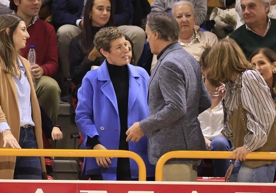 Elisa Aguilar, en el centro, en el pabellón de Würzburg de Salamanca junto al alcalde de la ciudad en el homenaje que Avenida le dio a Leo Rodríguez, a la izquierda.