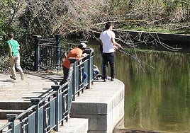 Varios jóvenes, pescando en un río de la comunidad en una imagen de archivo.