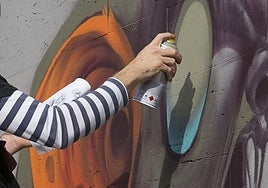 Una persona realiza una pintada en una imagen de archivo.