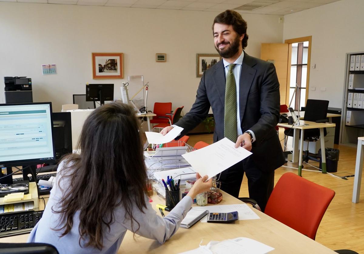 García-Gallardo entrega su renunciad en las Cortes.