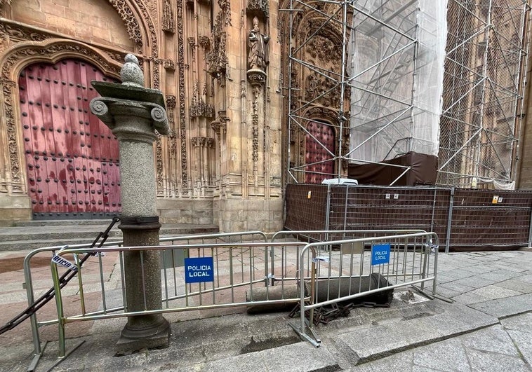 Columna de la catedral de Salamanca derribada.