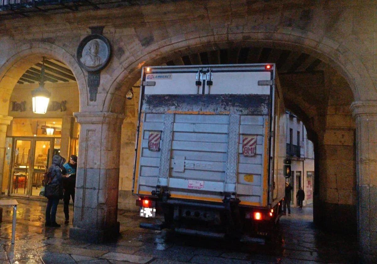 El camión empotrado contra el arco de la Plaza Mayor de Salamanca