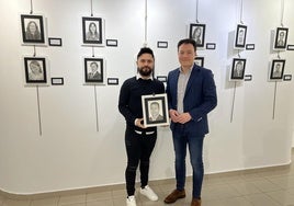 Sebástian Machado posa con una de sus obras junto al concejal de Juventud, Pedro Martínez.