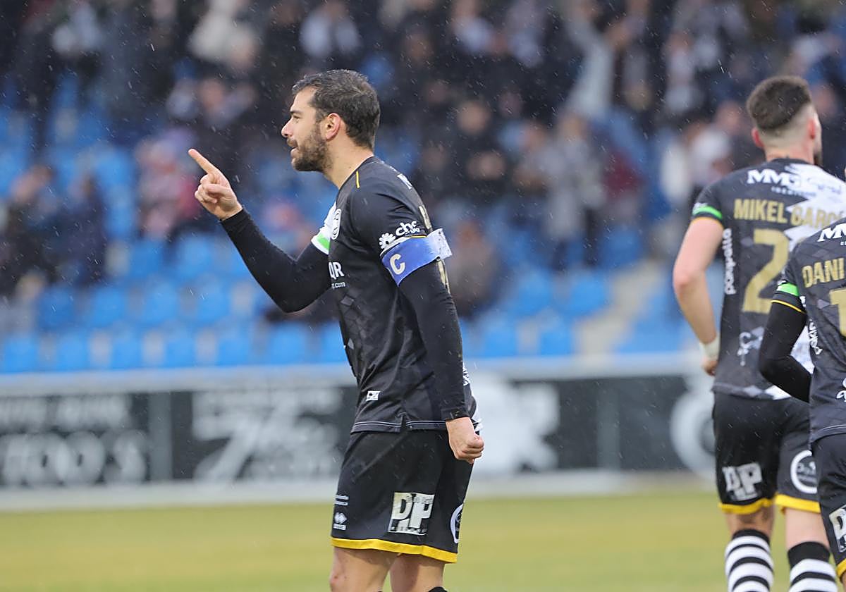 Carlos de la Nava celebra el gol de Unionistas ante la Ponferradina