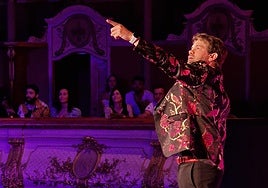 El humorista Juan Dávila en uno de sus espectáculos.