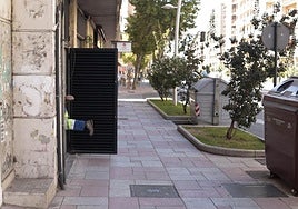 Un operario trabajando en el Paseo de Canalejas en una imagen de archivo