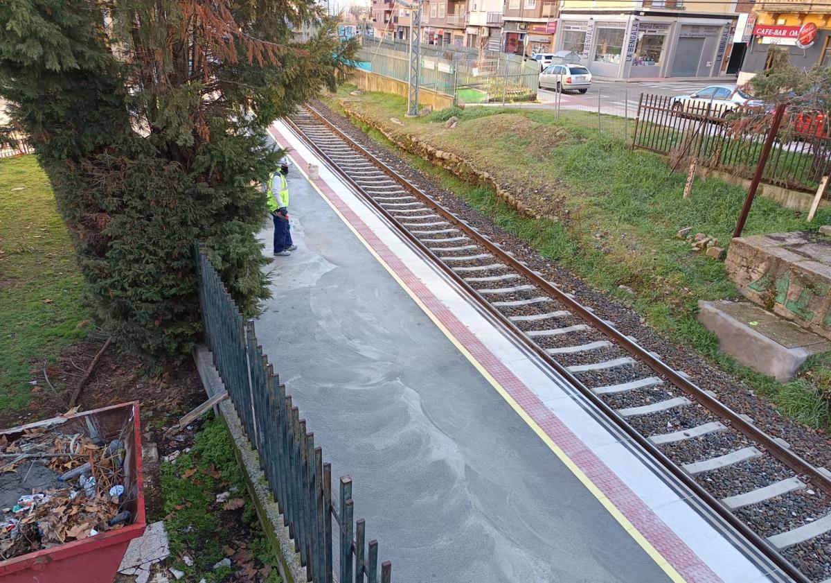Imagen principal - Andén ya pavimentado y grúa utilizada para aplicar el cemento.