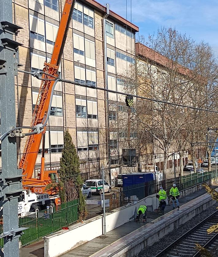 Imagen secundaria 2 - Andén ya pavimentado y grúa utilizada para aplicar el cemento.