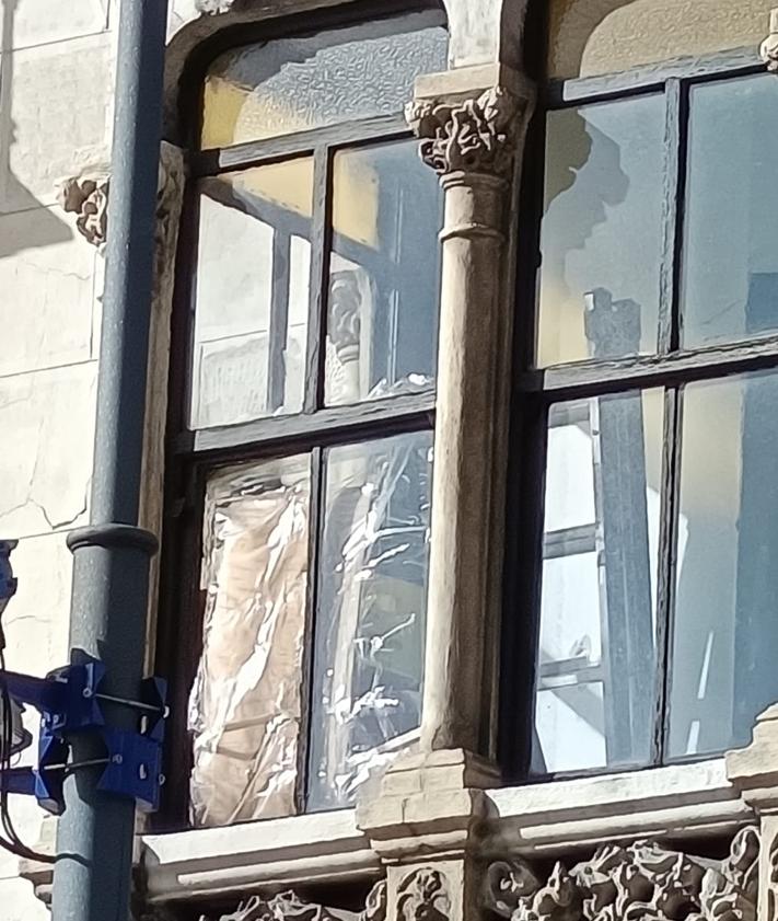 Imagen secundaria 2 - Vista desde Azafranal de su peculiar mirador, detalle de su decoración y ventana rota.