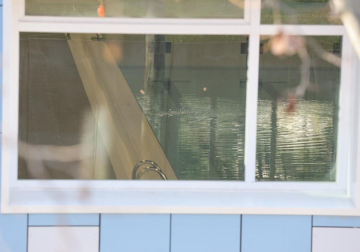 La nueva piscina de La Alamedilla ya se ha llenado para hacer pruebas.